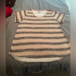 Black and tan Lularoe T-shirt size 2xl worn but in good condition. Smoke free